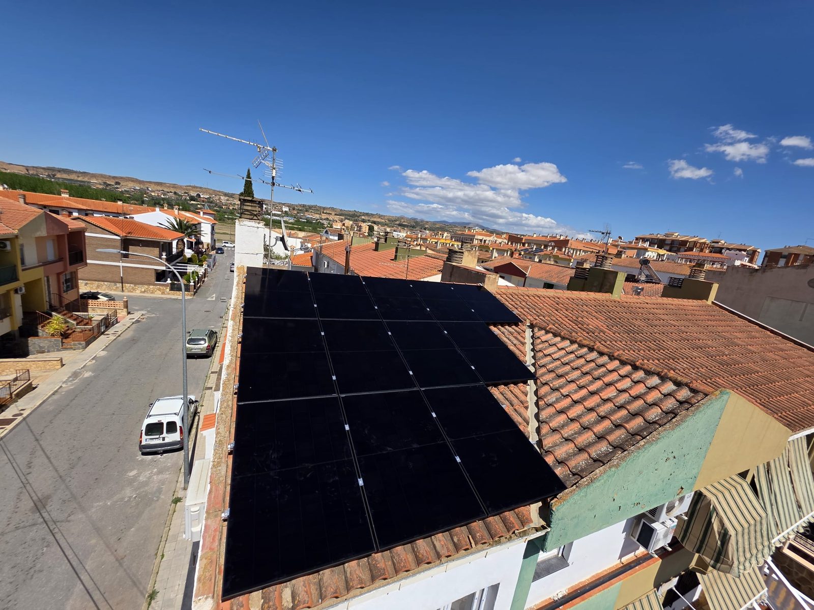 Placas solares instaladas en un tejado de Granada