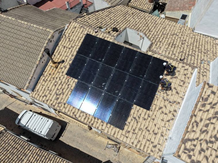 Instalación de placas solares terminada