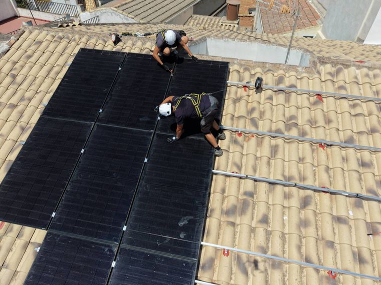 Técnicos revisando la instalación de paneles solares