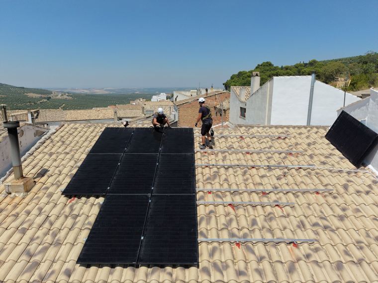 Instalación solar con vistas a olivares en Andalucía